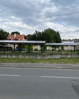 Sind die Polen einfach pragmatischer? Wenn es auf dem Dach nicht opportun ist, dann eben im Garten. Sieht man hier überall. In Deutschland verboten, Bauordnung. ☹️
Und Pakplätze kann man auch überdachen, wie man sieht.
#polen #photovoltaik☀️ #gruene #osterholz #parkplätze