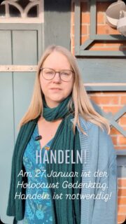 Holocaust-Gedenktag
Am 27.01. erinnern wir an die Opfer des Nationalsozialismus.
Dieser Tag steht für die Befreiung von Auschwitz-Birkenau im Jahr 1945 und ist seit 1996 in Deutschland sowie seit 2005 international ein offizieller Gedenktag.
Wir gedenken:
• der ermordeten europäischen Jüdinnen und Juden
• der sowjetischen Kriegsgefangenen
• der Sinti und Roma
• der Zeugen Jehovas
• der Opfer der „Euthanasie“-Morde
• der als „asozial“ oder „Berufsverbrecher“ Verfolgten
• der wegen ihrer Homosexualität und geschlechtlichen Identität Verfolgten
🕊️ Erinnern allein reicht nicht.
Gedenken darf kein Ritual ohne Konsequenzen sein. Viele der damaligen Opfergruppen erleben auch heute noch Ausgrenzung und Diskriminierung – teils wieder verstärkt.
🚨 „Wehret den Anfängen“ ist längst überholt.
Rechtsextreme Ideologien gewinnen an Einfluss, demokratische Werte werden infrage gestellt, antisemitische und rechtsextreme Gewalt nehmen seit Jahren zu.
✊ Unsere Verantwortung ist klar:
Demokratie schützen. Diskriminierung entgegentreten. Haltung zeigen – jeden Tag.
Symbole 🏳️🌈 sind wichtig, ersetzen aber kein konsequentes politisches Handeln.
🕯️ Erinnern heißt handeln. Heute. Morgen. Immer.
#HolocaustGedenktag #NieWieder #ErinnernHeißtHandeln #GegenRechts #DemokratieSchützen 27Januar NieWiederIstJetzt