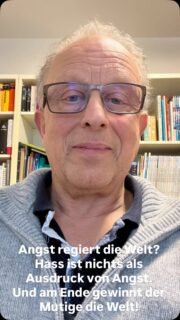 „Stell dir vor, deine Arbeit wird über Nacht wertlos – weil eine Maschine sie besser kann. Genau das erlebten Menschen während der industriellen Revolution. Und heute? Stehen wir wieder an einem solchen Wendepunkt.
An den Hassbotschaften und verzweifelten Kommentaren im Netz kann man das gut erkennen. Digitalisierung, Automatisierung, verstärkte Elektrifizierung von Häusern, Fahrzeugen und künstliche Intelligenz greifen tief in unsere gewohnten Lebensverhältnisse ein. Gleichzeitig toben alte und neue Kriege. Diese Veränderungen machen vielen Angst und sie zeigen es deutlich.
Die Frage ist allerdings nicht, ob sich die Welt verändert, sondern wie wir diese Veränderung nutzen. Ob uns Angst regiert oder Mut. Ob wir die Produktion von Steinkeilen wiederbeleben wollen oder die Zukunft gestalten.
#grüne #osterholz #mitgliedwerden #eauto #wärmepumpe