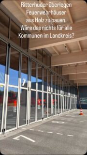 Ritterhuder haben das Feuerwehrhaus aus Holz in Reinbek besichtigt. Alle waren beeindruckt und die FW in Reinbek ist begeistert von ihrem Gebäude. Feuerfester als Stahlgebäude, gutes Raumklima und kurze Bauzeit, Argumente, die in jeder Gemeinde gehört werden sollten.
#grüne #feuerwehr #holzhaus #ritterhude #osterholz
