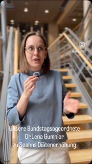 Spahn möchte die Bezüge der Bundestagsabgeordneten erhöhen. Die Bürger*innen sollen mehr arbeiten, den Gürtel enger schnallen, Einbußen bei Krankengeld und Pflege hinnehmen und er will sich zusätzlich bedienen. Dabei gibt es schon einen Automatismus zu den Diäten. GRÜNE lehnen diese zusätzliche Erhöhung ab. Das sollten auch CDU und SPD tun.
#grüne #gumnior #diäten #cdu #spd